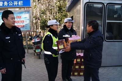 商会慰问交警 彰显警民情深